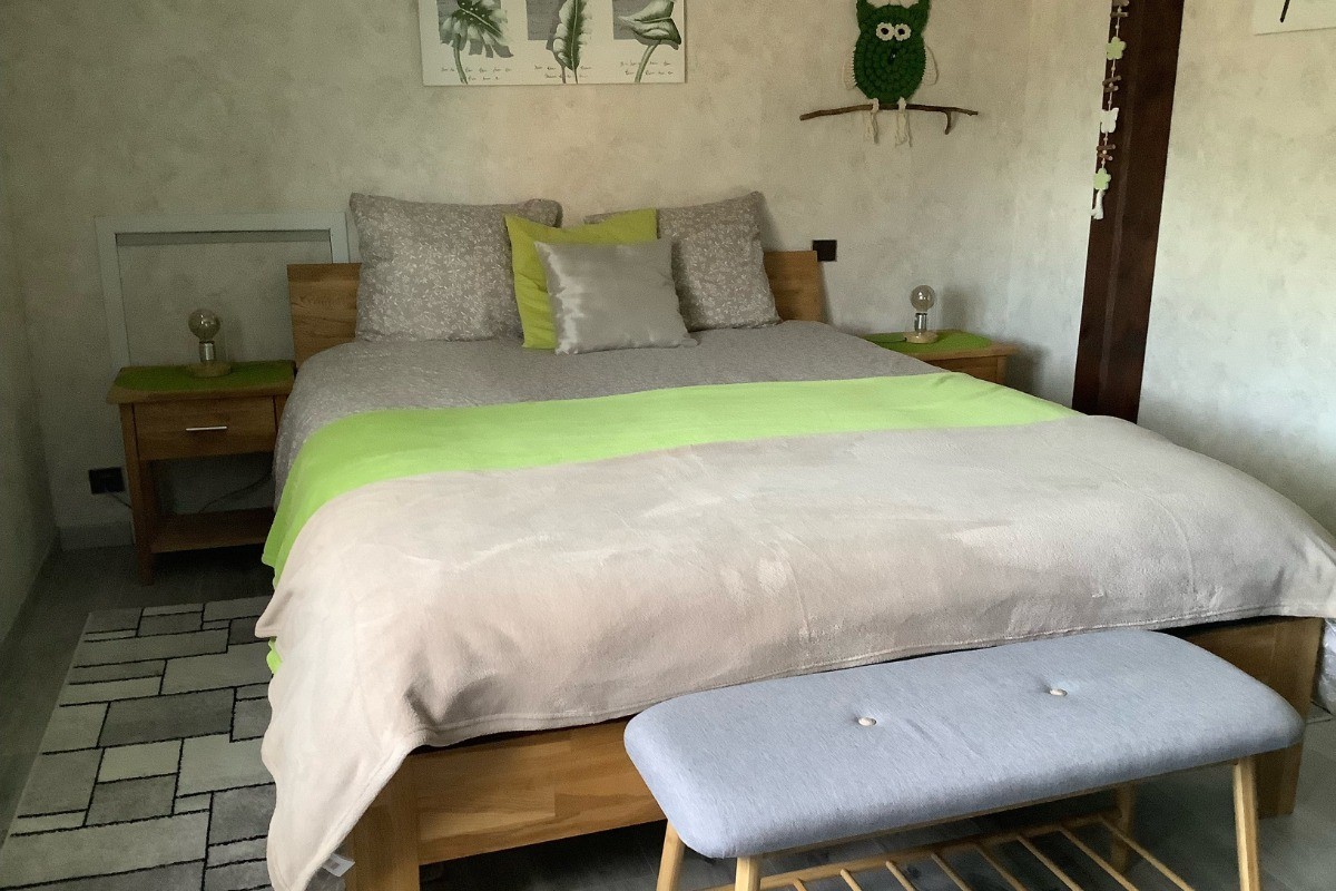 chambre verte lit et banc