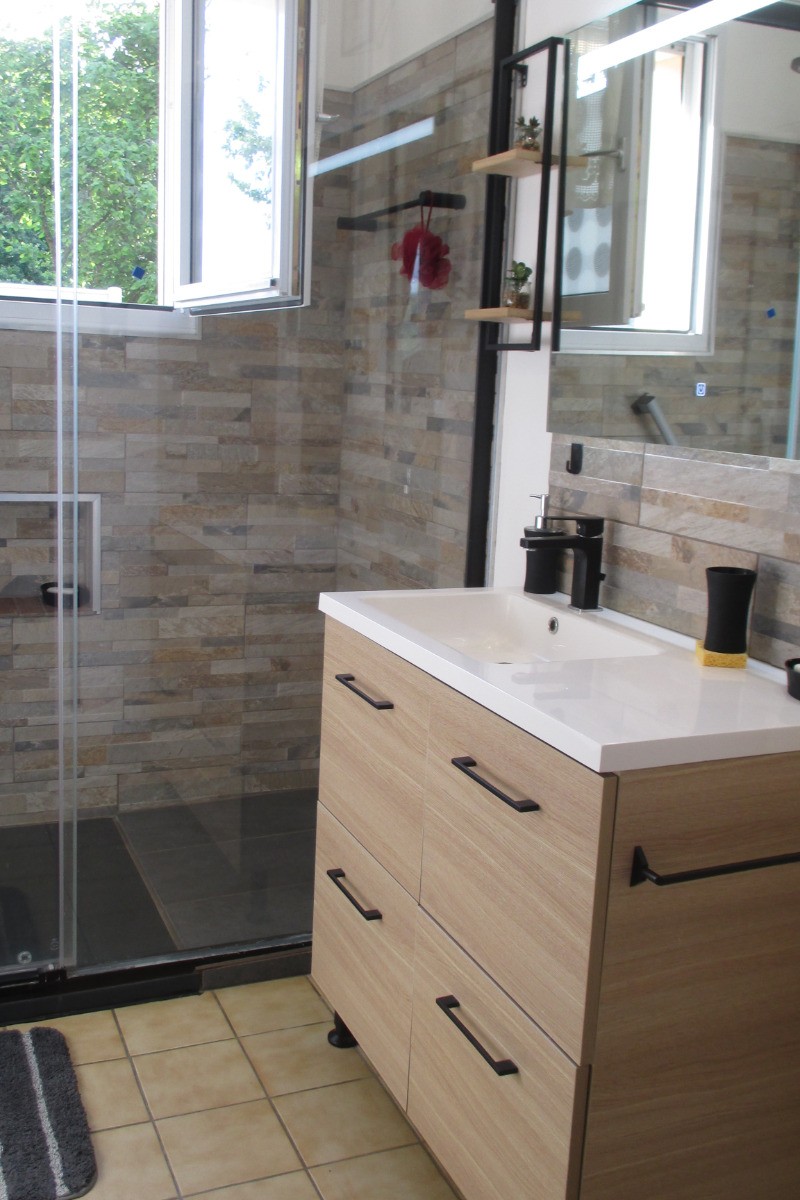 LORANT, Chambre d'hôtes, Clévacances, salle d'eau avec douche et lavabo