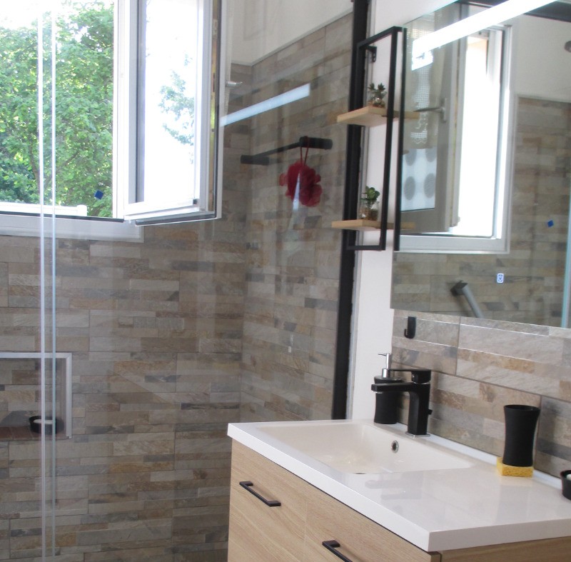 LORANT, Chambre d'hôtes, Clévacances, salle d'eau avec douche et lavabo