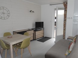 Salon avec télévision à Lamalou les bains