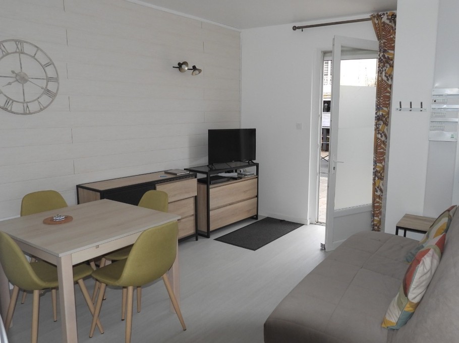 Salon avec télévision à Lamalou les bains