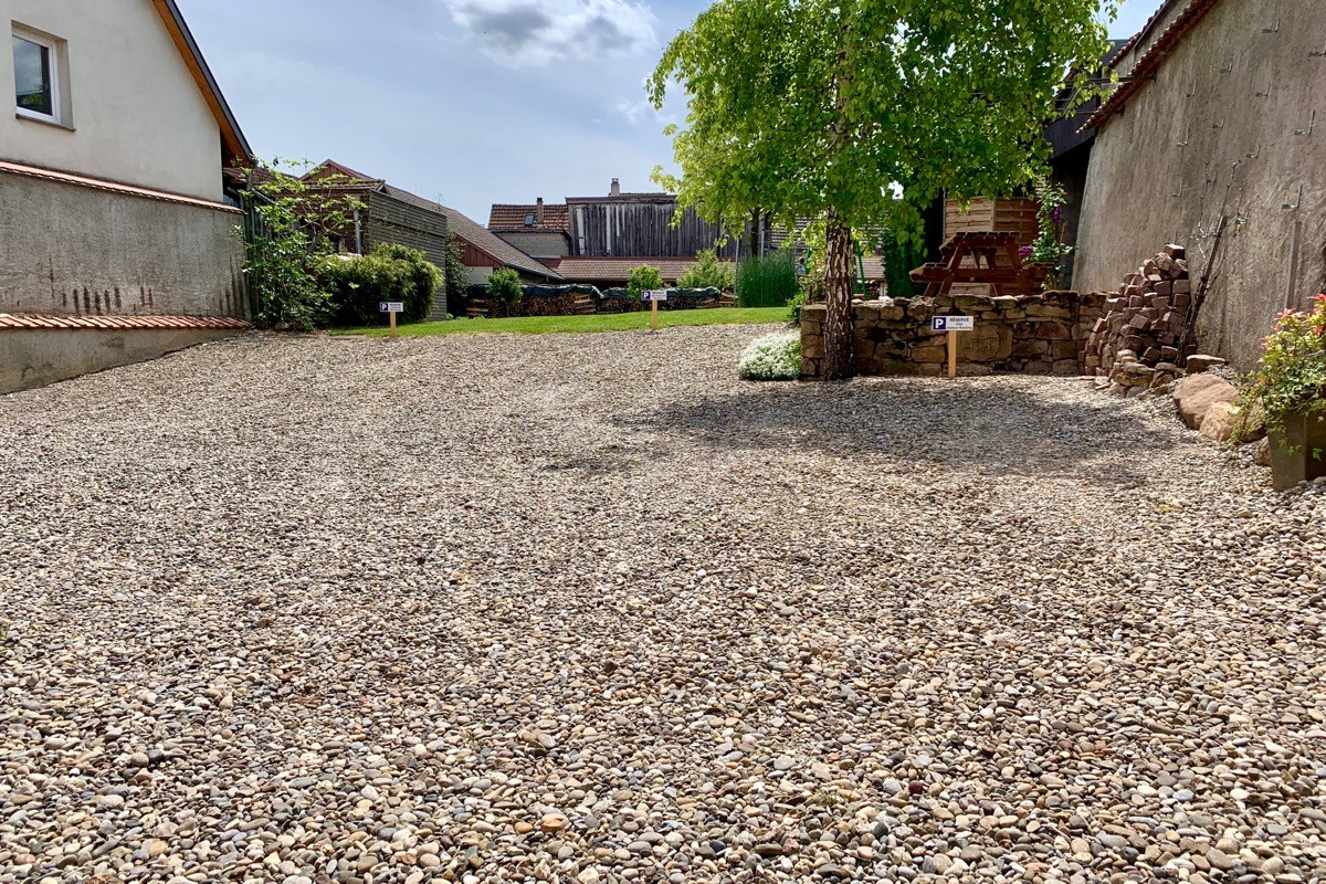 Ici, votre place de parking privée dans la cour fermée à l'arrière de la propriété
