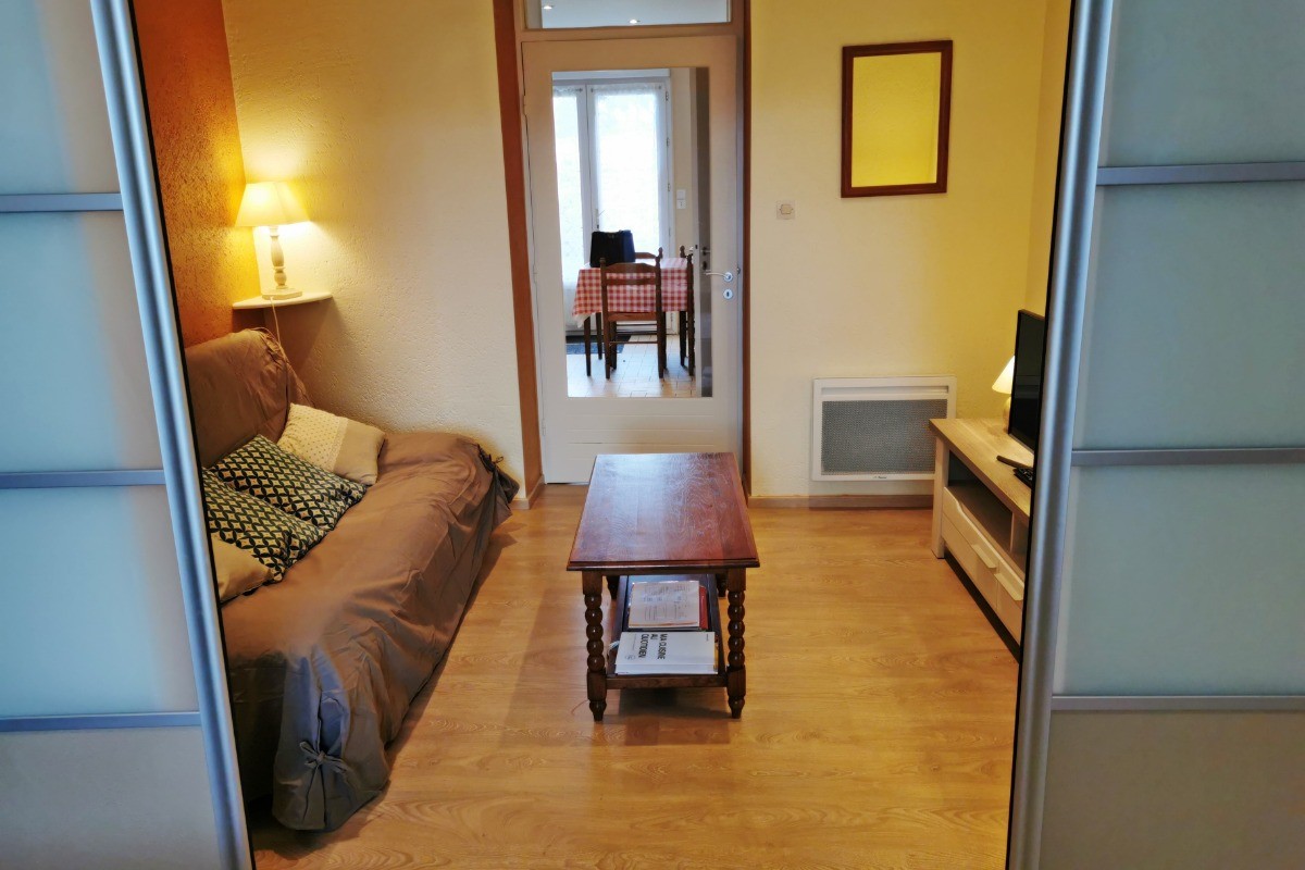 Porte coulissante de séparation entre le salon et la chambre