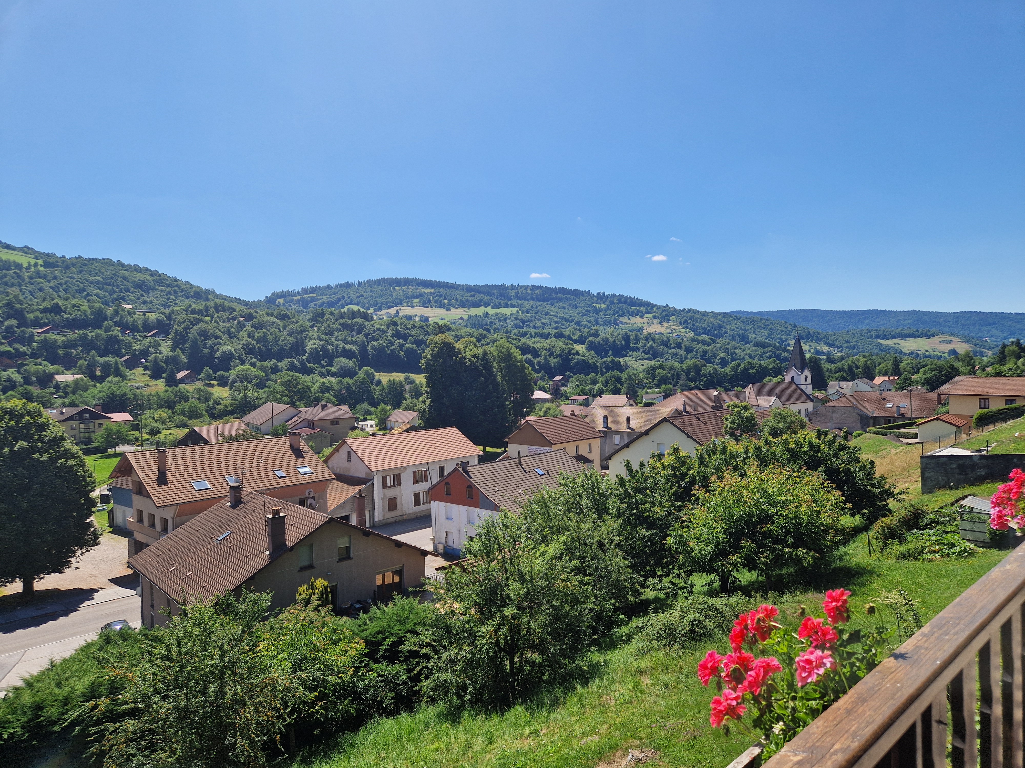 Chalet Pervenche et sa vue sur le village depuis le balcon