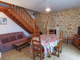 Séjour-salon avec TV, insert bois