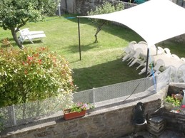 Grand jardin clos et arboré à l'arrière de la maison, à l'abris du vent. Bien équipé pour la détente : salon de jardin pour 15 personnes, barbecues, transats toboggan, trampoline, balançoire...