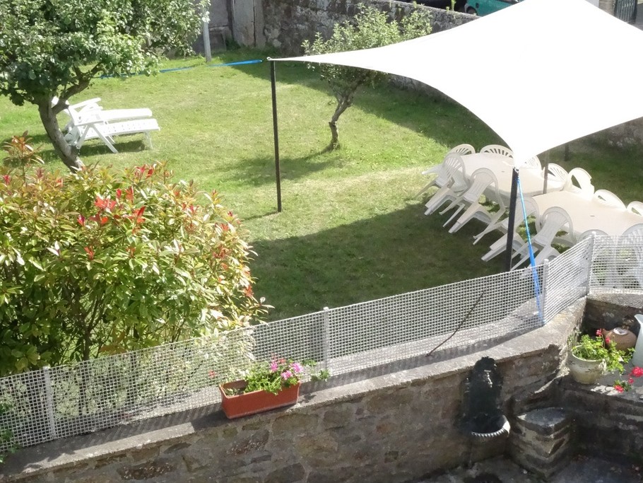 Grand jardin clos et arboré à l'arrière de la maison, à l'abris du vent. Bien équipé pour la détente : salon de jardin pour 15 personnes, barbecues, transats toboggan, trampoline, balançoire...
