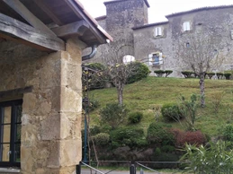 vue de la terrasse sur la porte fortifiée - gîte LA BASCULE