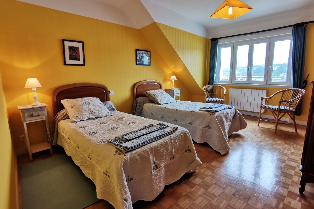 Chambre avec 2 lits 90