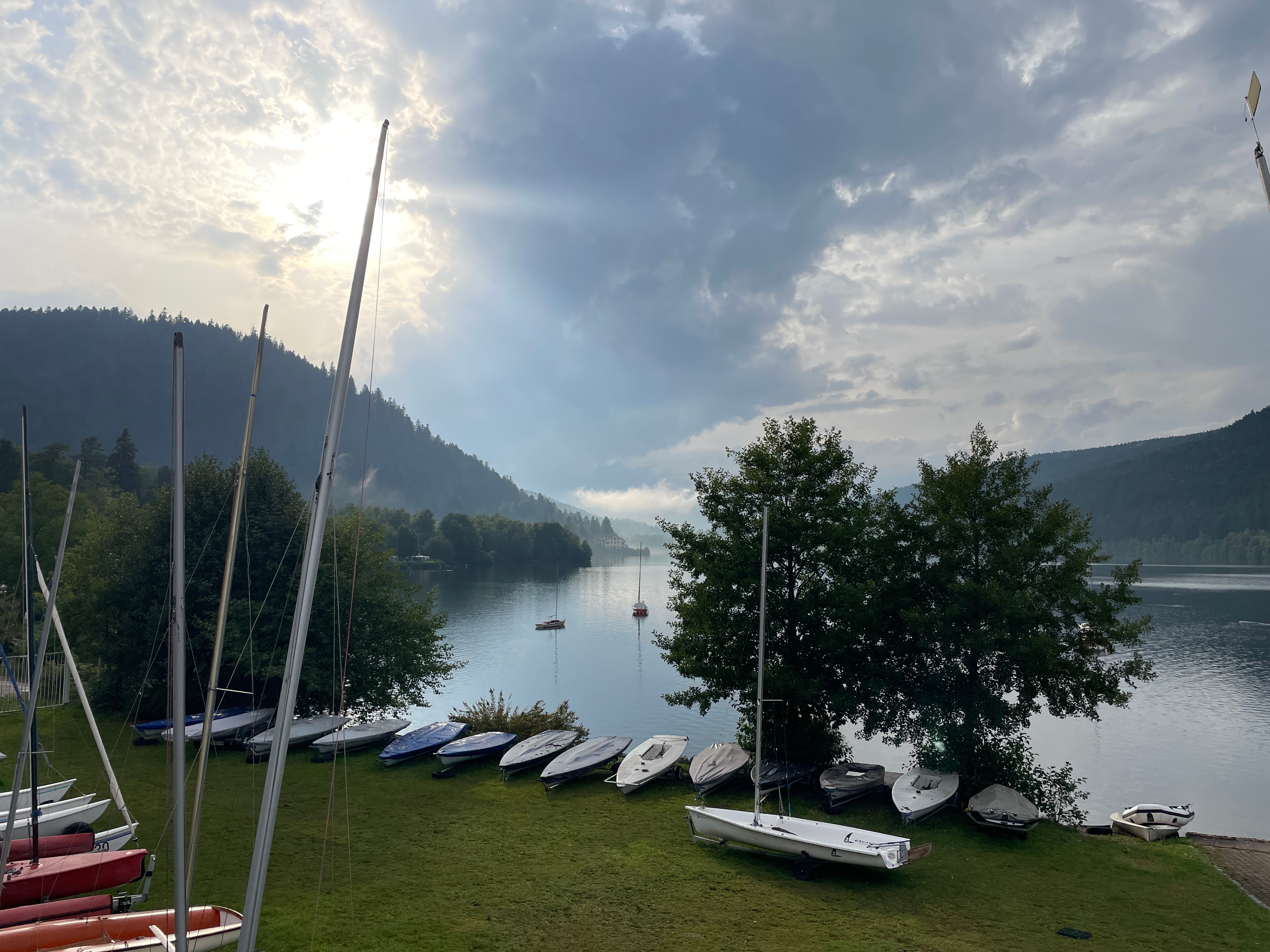 Water sports activities of all kinds on the lake: stand-up paddle, pedalo, kayak, windsurfing, catamaran, supervised swimming, sailing....