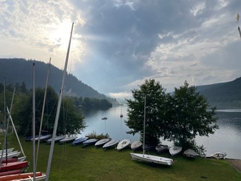 Water sports activities of all kinds on the lake: stand-up paddle, pedalo, kayak, windsurfing, catamaran, supervised swimming, sailing....