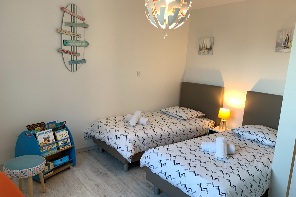 chambre avec 2 lits de 90 possibilité de dresser en 180 pour 3 couples.