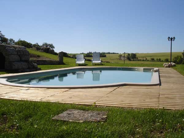 La piscine dans un vaste espace de verdure