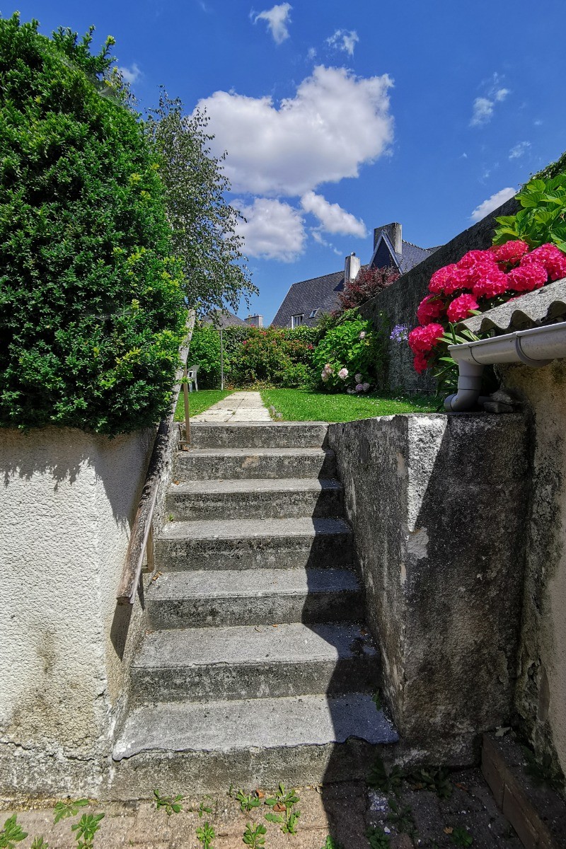 Accès au jardin depuis la terrasse