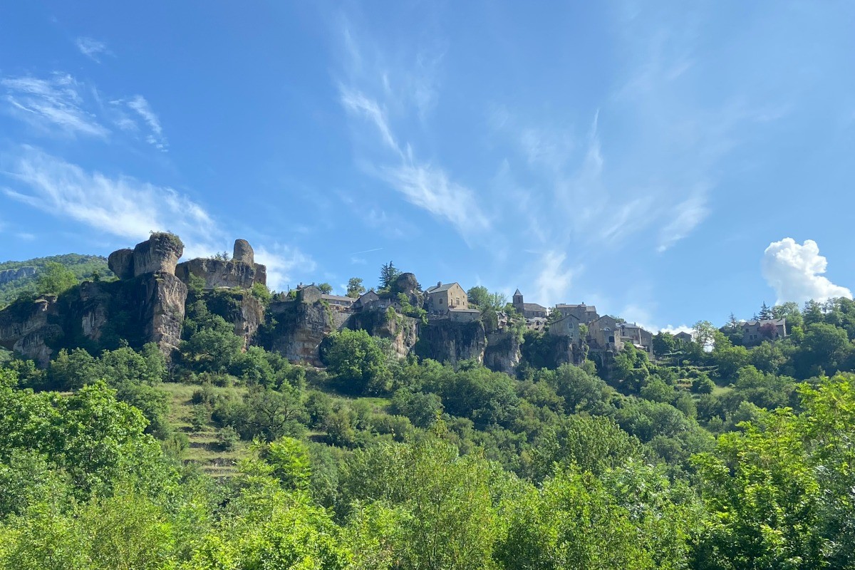 Cantobre s'intègre dans le paysage des Causses