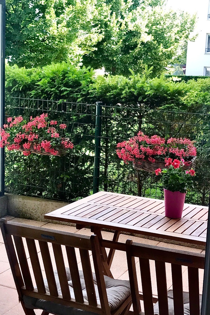 Terrasse fleurie ouverte sur un grand Parc privé - Calme assuré !
