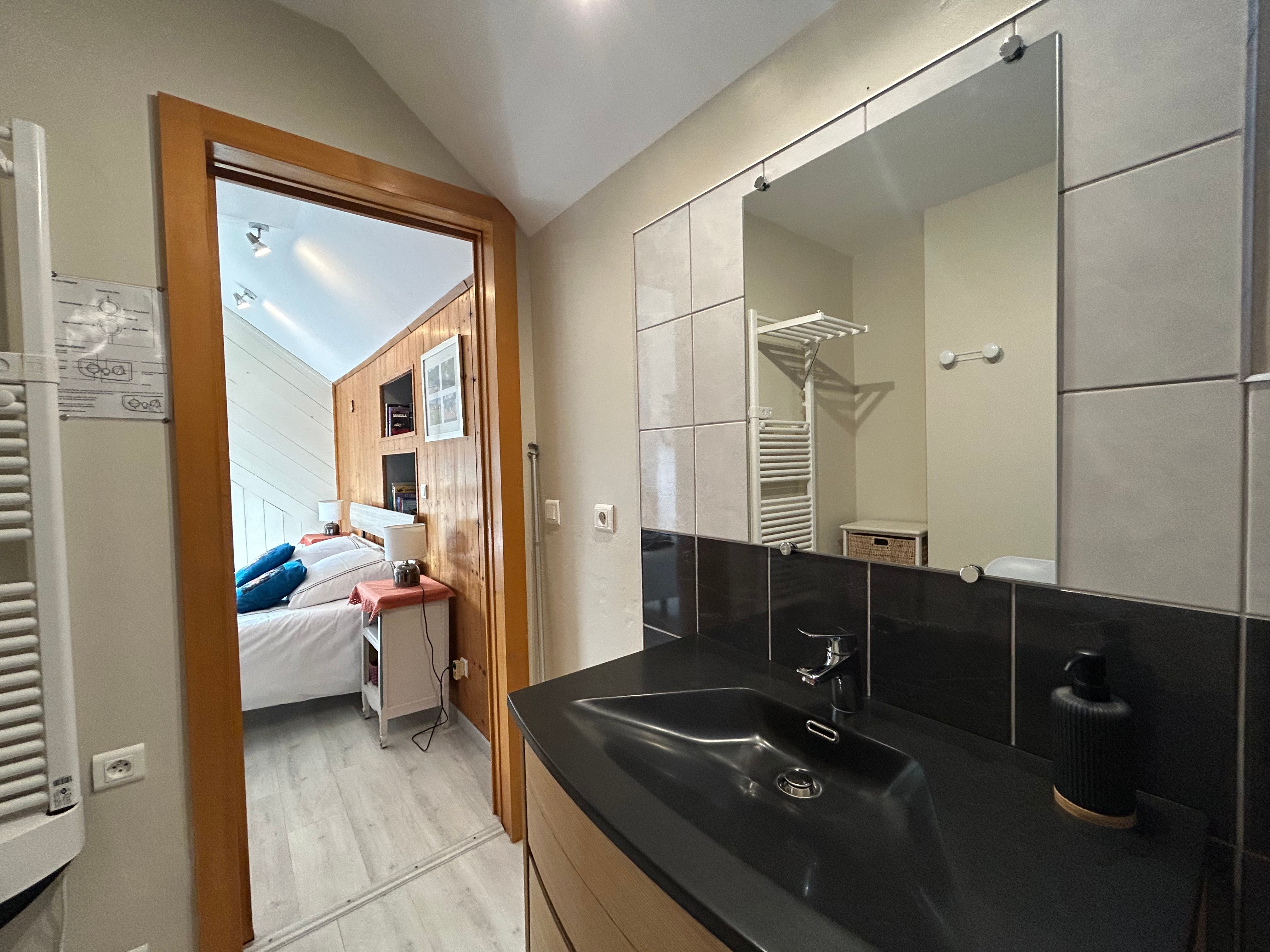 Shower room with private toilet – “La Chouette” guest room, Chalet des Beuquillons, Gérardmer