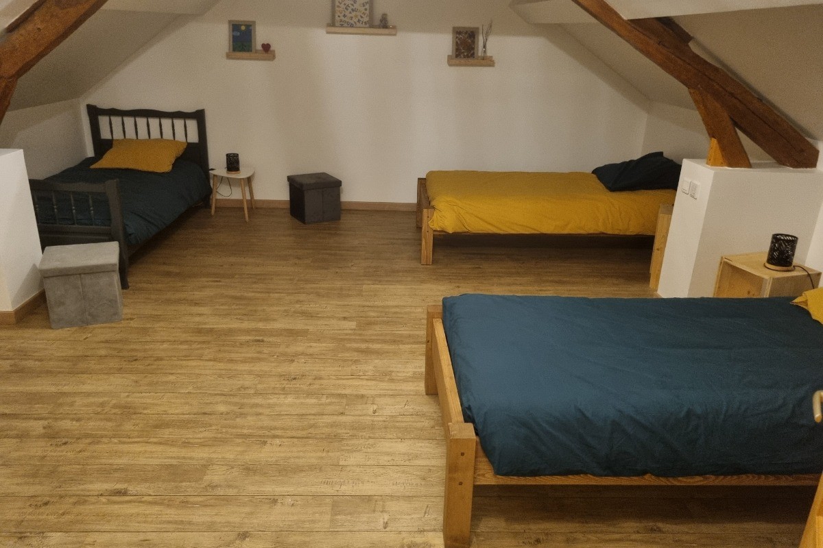 A l'opposé, très spacieuse la chambre de 3 lits individuels avec télévision, jouets et livres