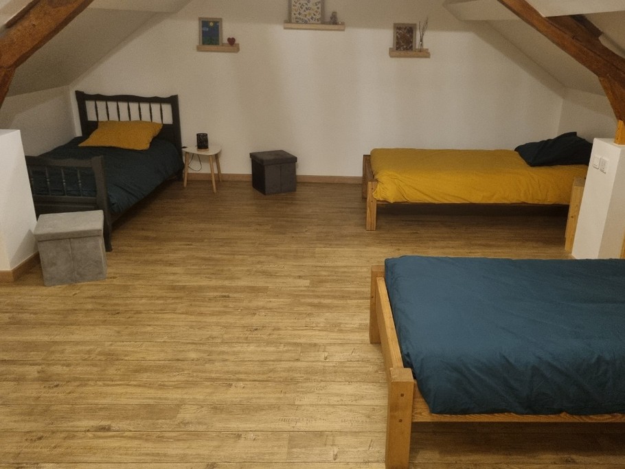 A l'opposé, très spacieuse la chambre de 3 lits individuels avec télévision, jouets et livres