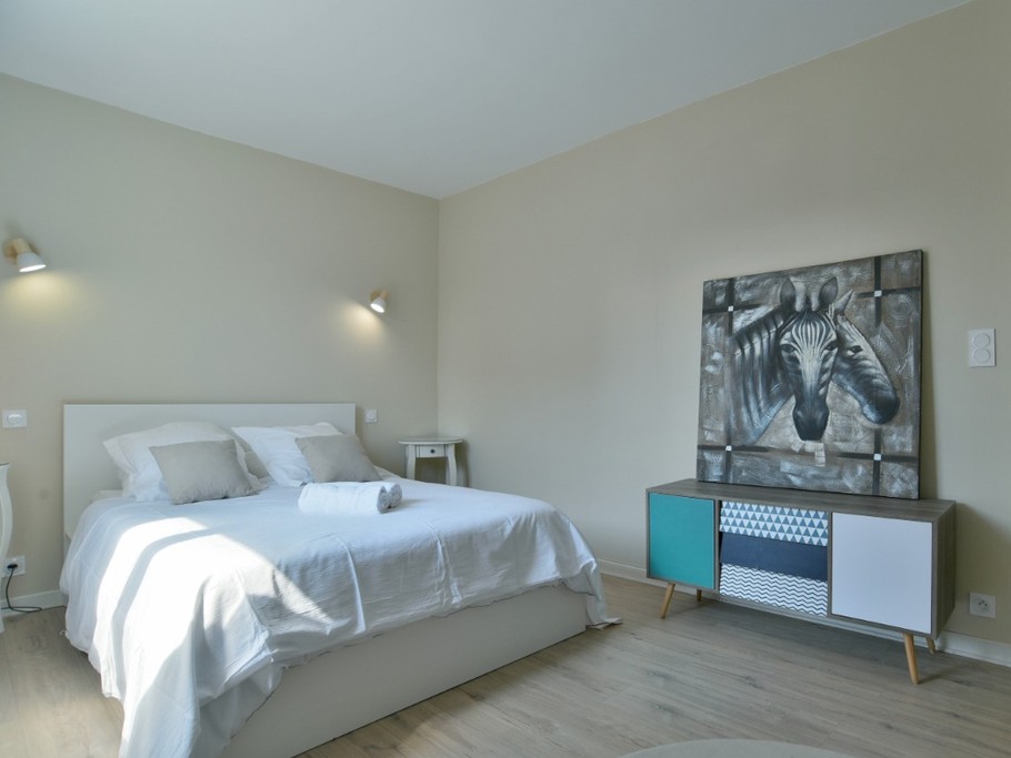 Chambre double située au rez-de-chaussée, lit double 140 X 200