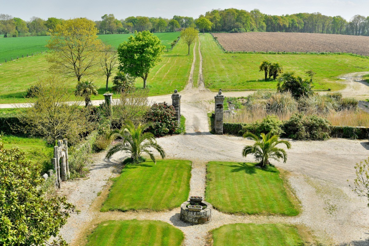 Vue sur le jardin à la française et l'ancienne allée cavalière menant à la malouinière.