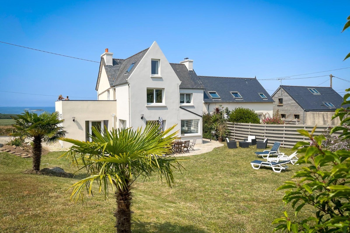 maison jardin et vue mer du balcon terrasse et sur la partie la plus haute du jardin