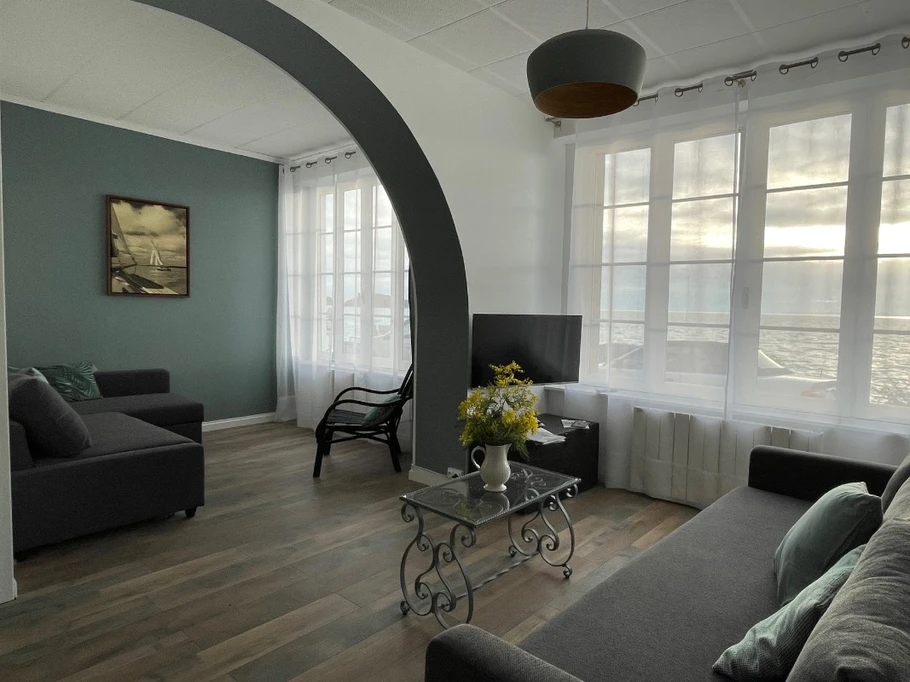 Salon et coin détente / chambre d'appoint avec vue mer.