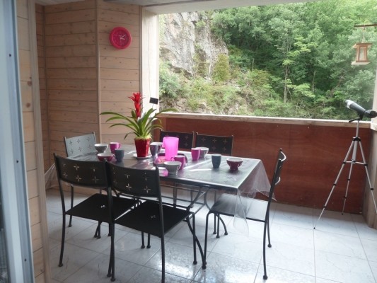 Terrasse abritée / baie vitrée vue directe montagne / plancha