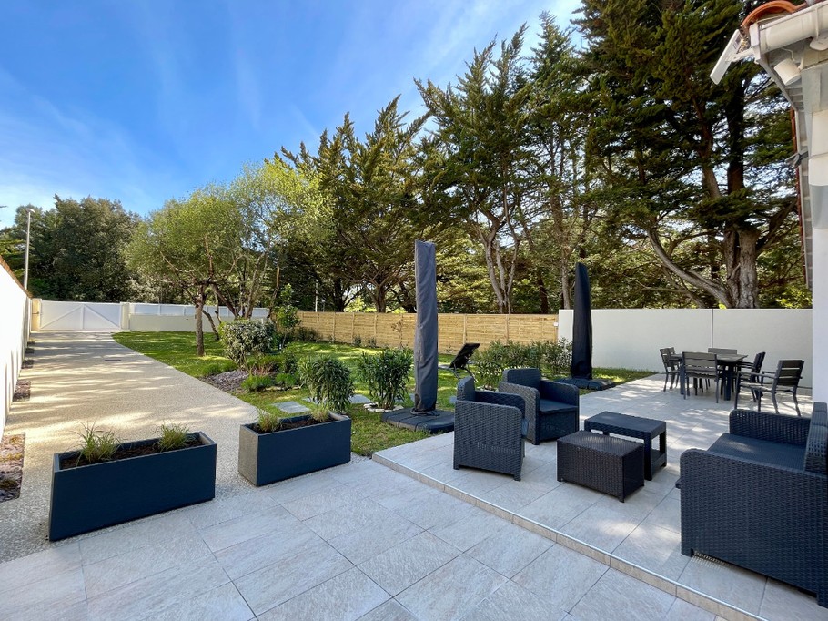 Terrasse, coin apéro, et table de 8 personnes, jardin de 480 m2, entièrement clos et sans vis à vis,