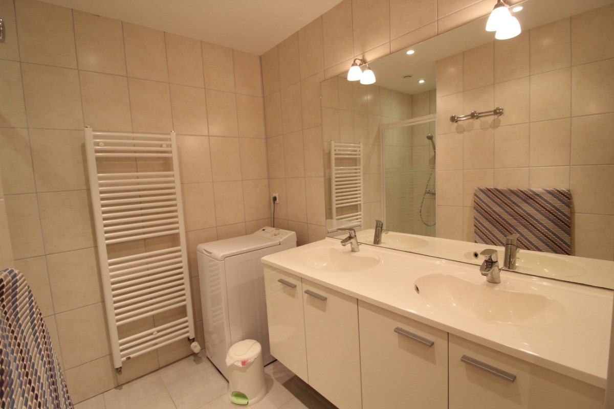 Salle s'eau avec 2 vasques et une cabine de douche - Chez Bernard et Chantale