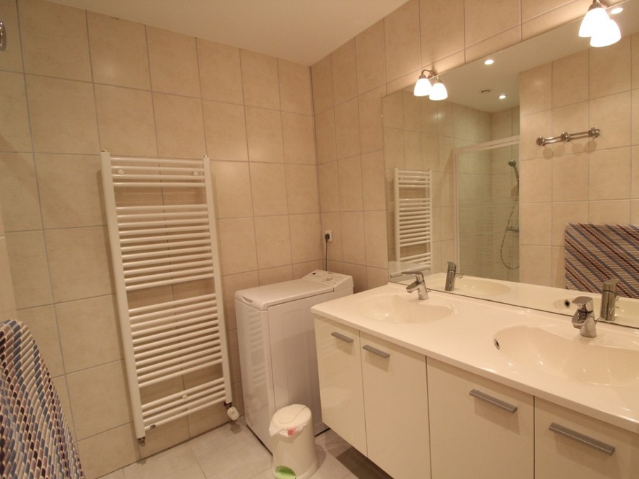 Salle s'eau avec 2 vasques et une cabine de douche - Chez Bernard et Chantale