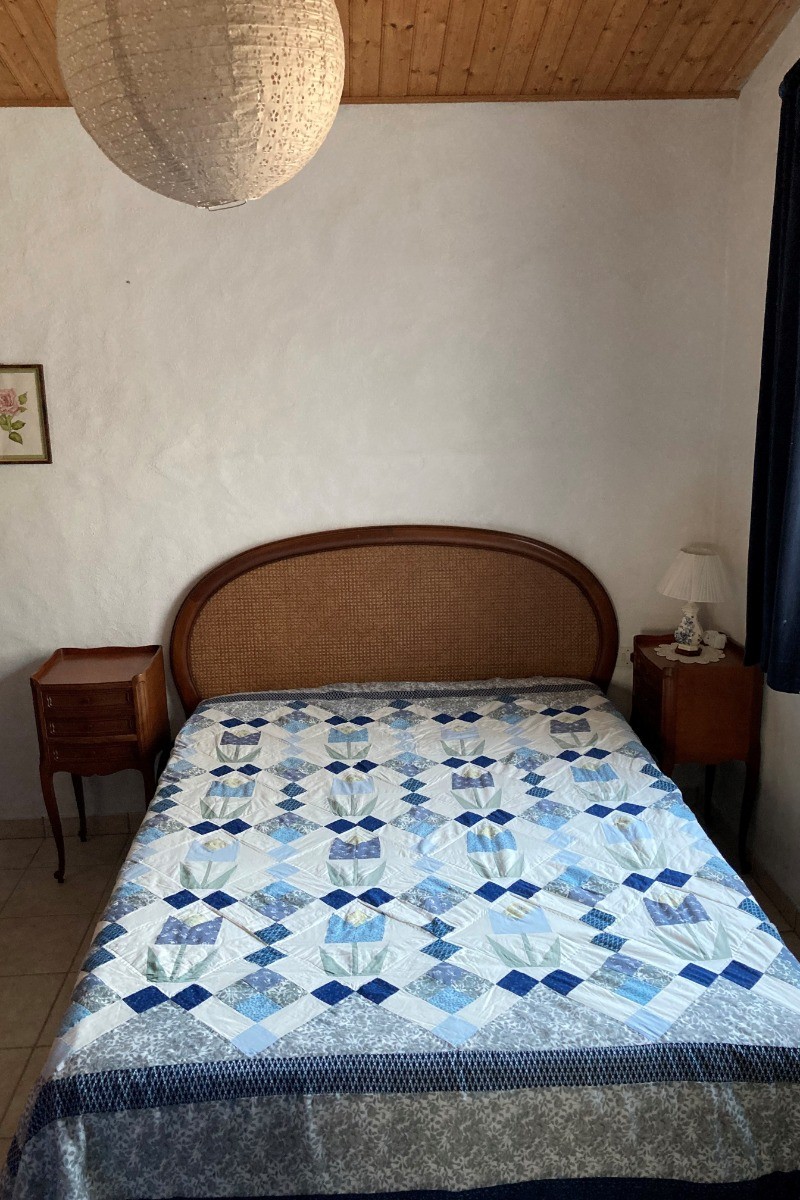 Chambre 2 avec un lit 140