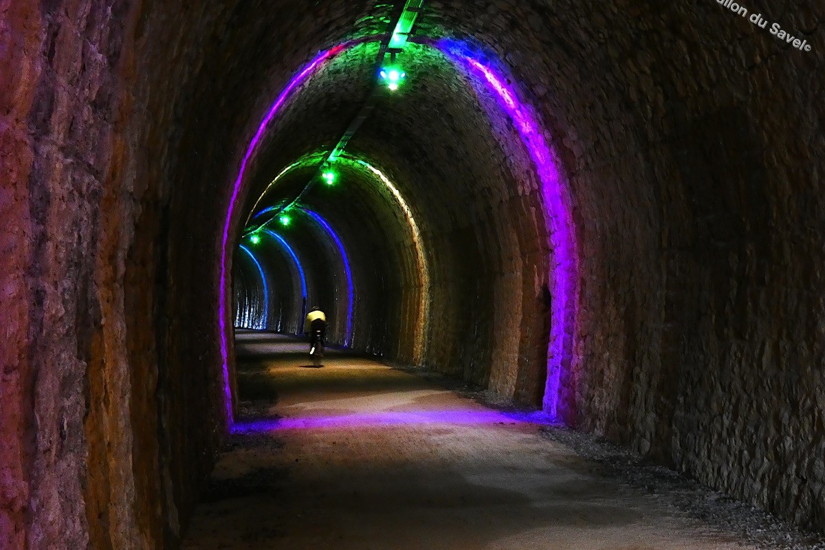 Traversée à vélo d'un tunnel de la Via Ardèche, voie verte à quelques pas de notre gîte