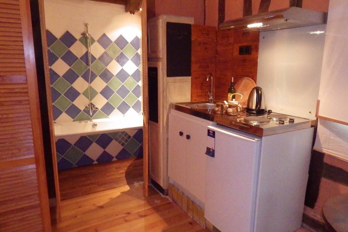 Coin cuisine et salle de bains de la 2e chambre