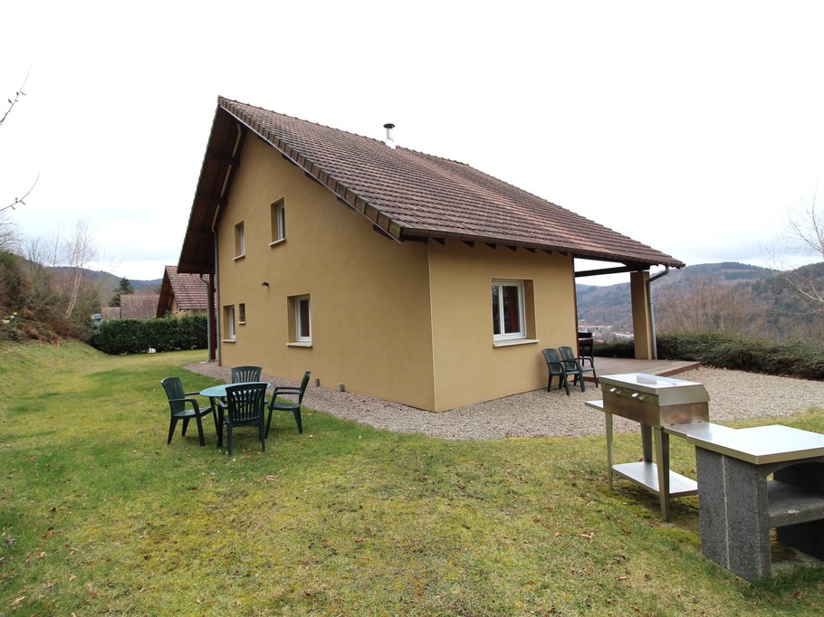 Gîte Le Sapin, close to lakes and walks, for 4-8 people