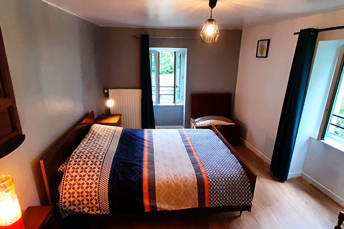 Chambre 1 : 1 lit 2 pers. en 140 cm x 190 cm.