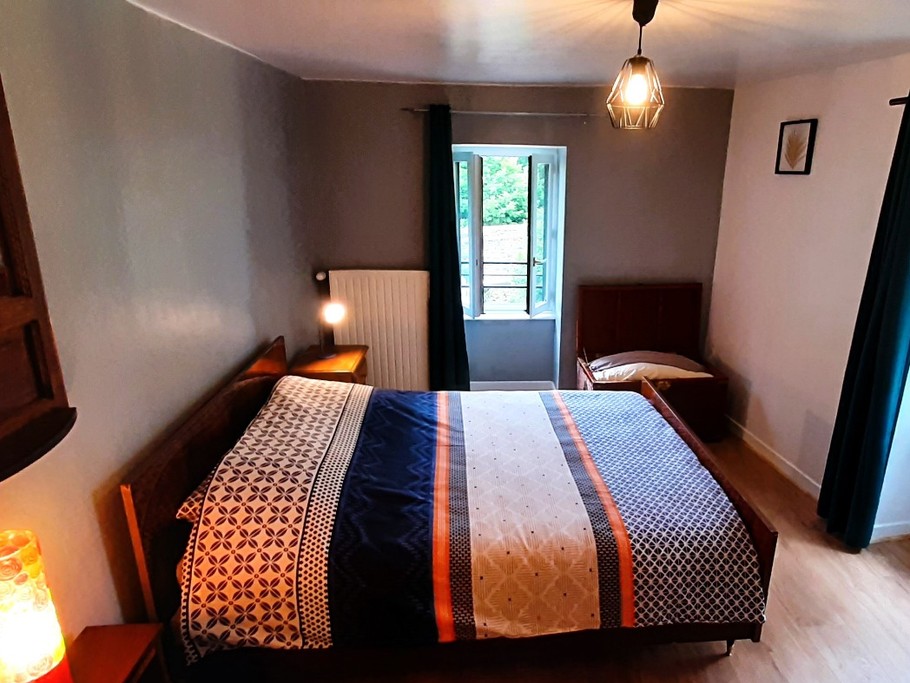 Chambre 1 : 1 lit 2 pers. en 140 cm x 190 cm.