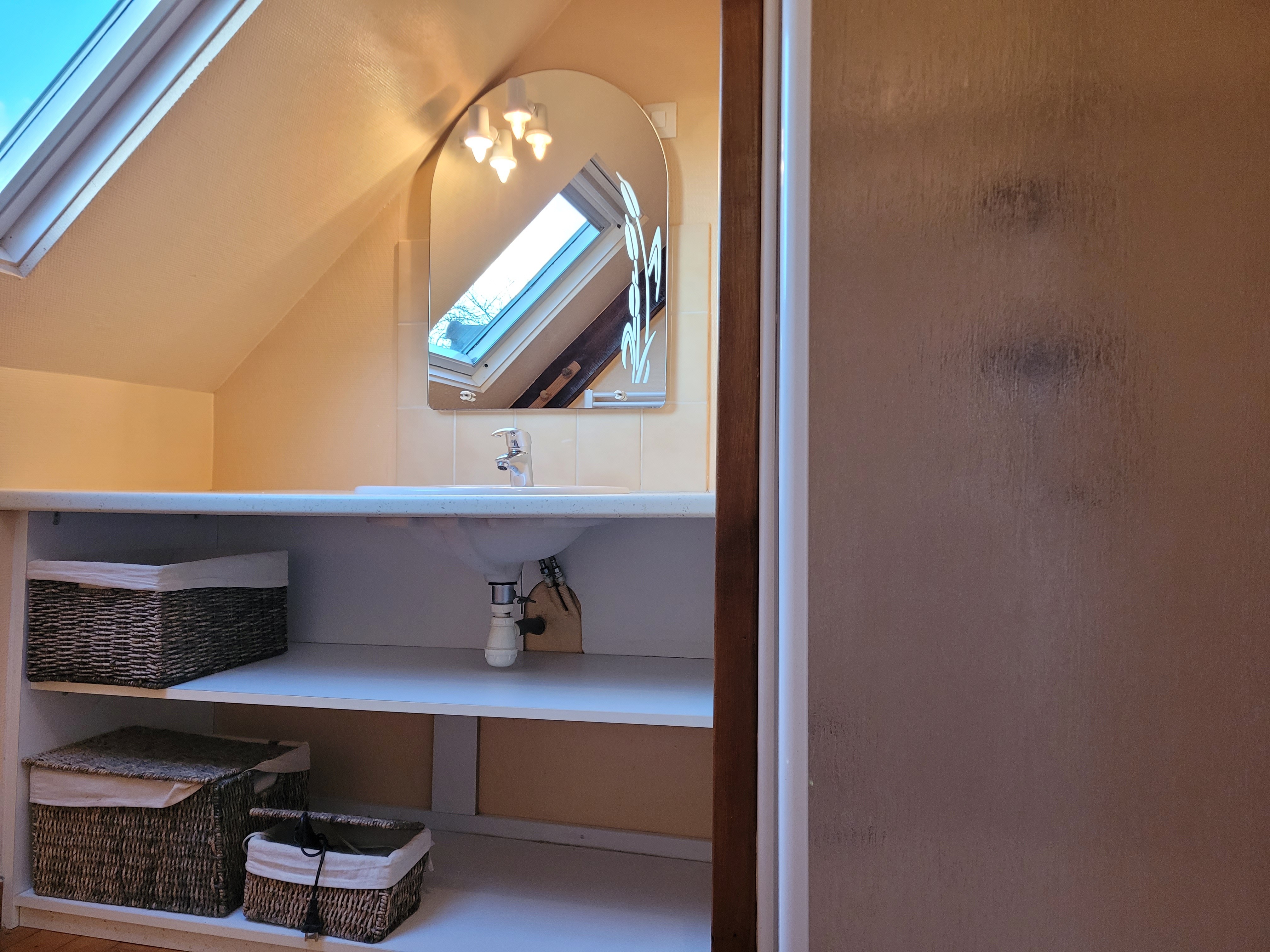 Le Grand, location de vacances Clévacances, salle d'eau avec douche