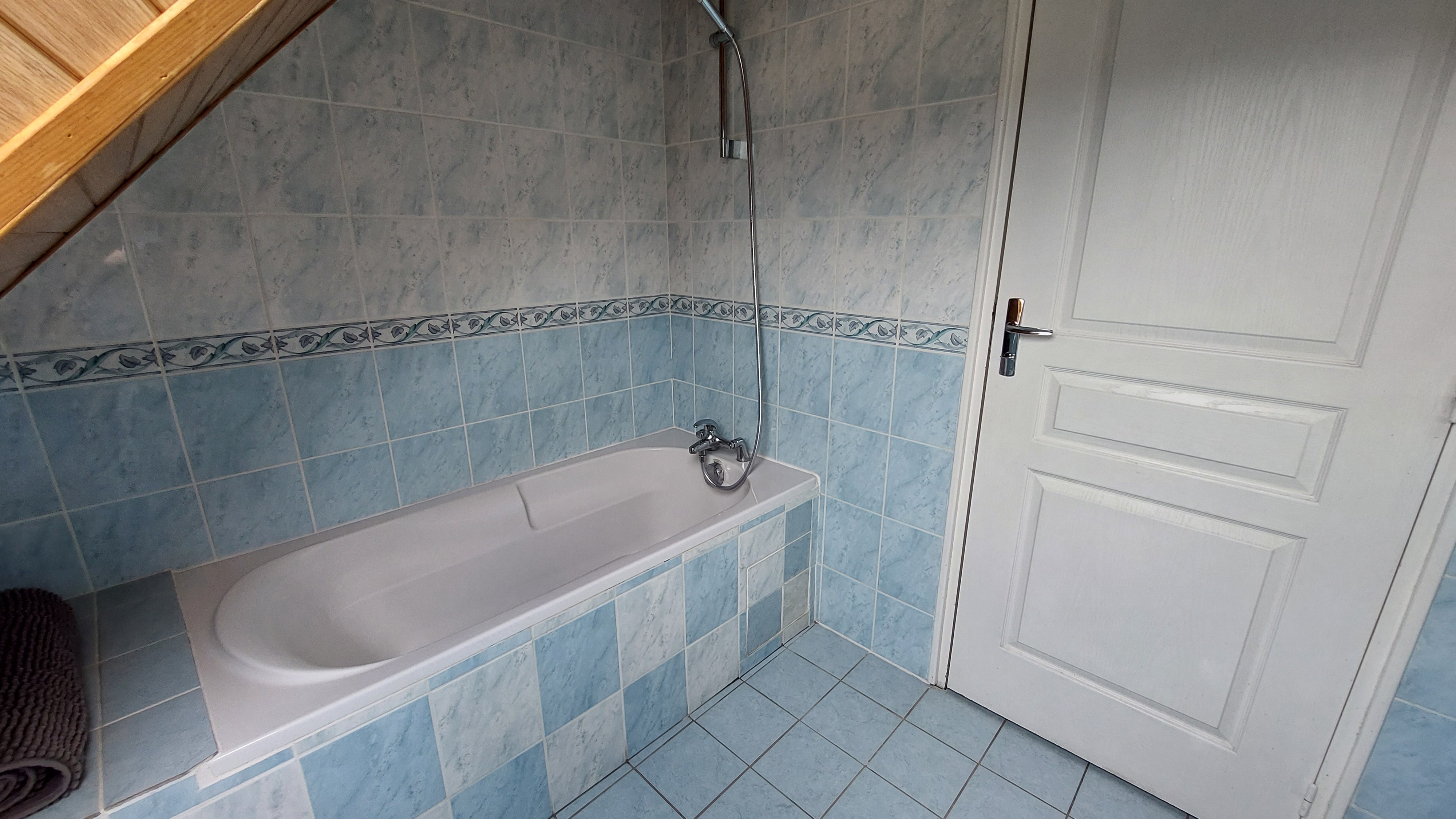 Salle de bain à l’étage avec baignoire – Gîte 8 personnes à Laveissière, Cantal