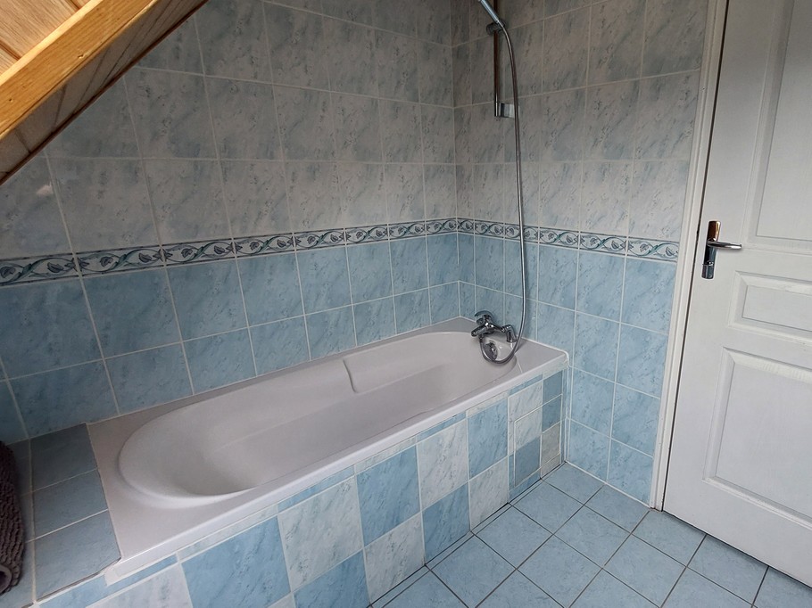 Salle de bain à l’étage avec baignoire – Gîte 8 personnes à Laveissière, Cantal