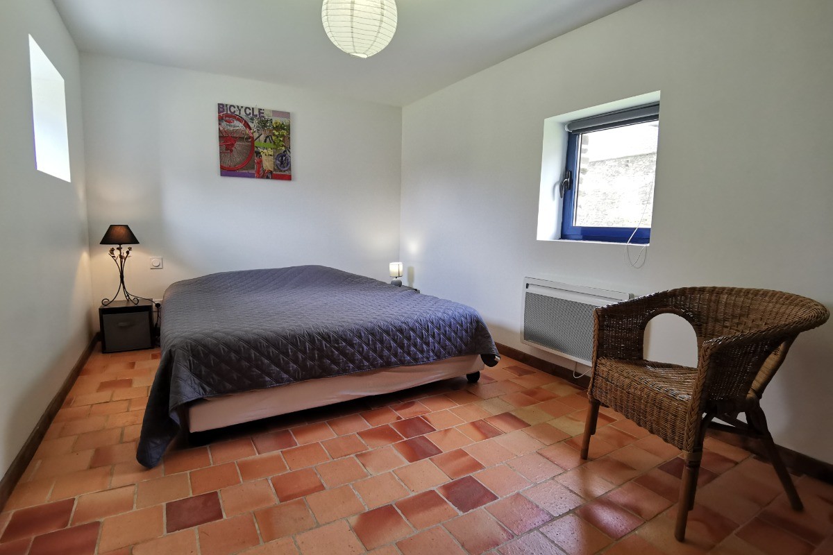Chambre lit king size en rez de chaussée