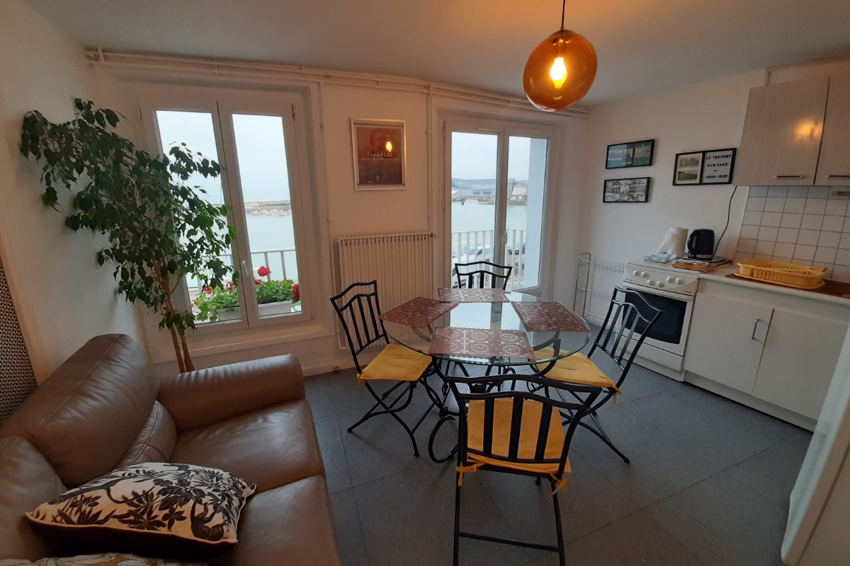 vue panoramique du salon avec vue sur le port et la plage de Mers les Bains