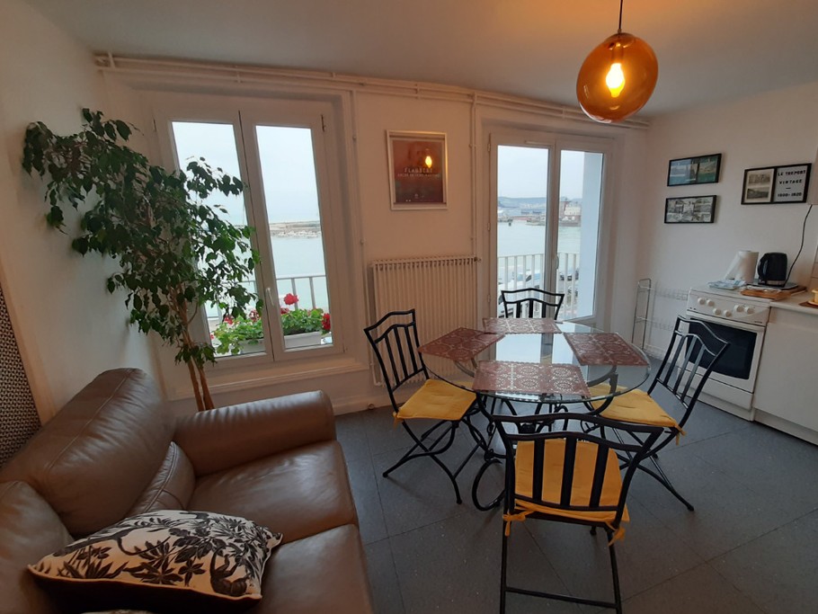 vue panoramique du salon avec vue sur le port et la plage de Mers les Bains