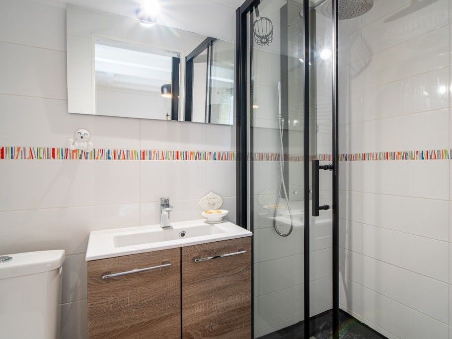 salle d'eau avec grande douche HAUTE-VIENNE 87 Gîte Le KAOLIN Clévacances