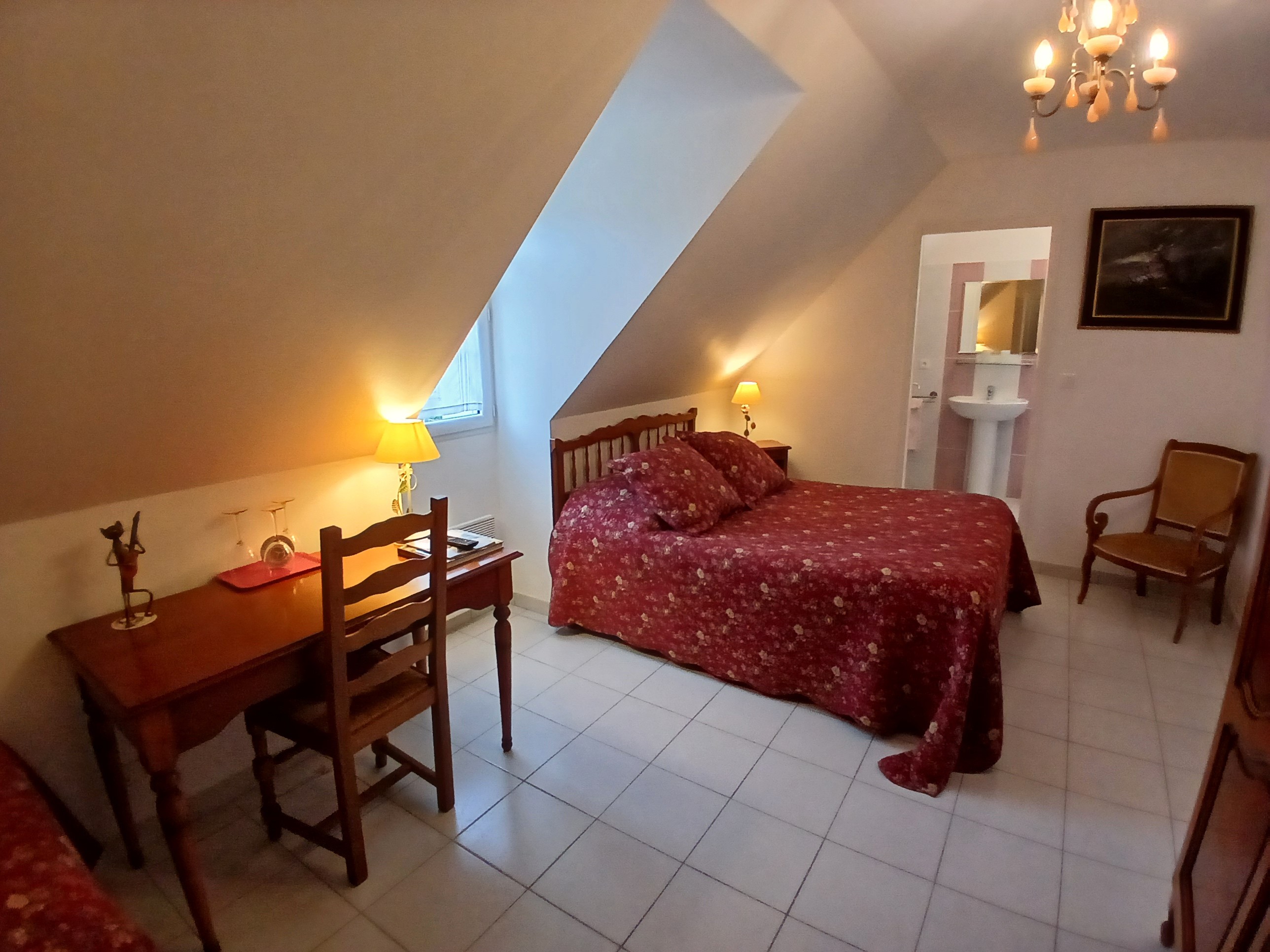 CHAMBRE ROUGE FAMILIALE 3 PERSONNES