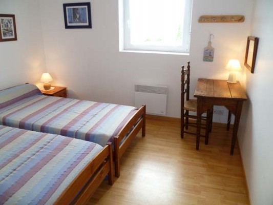 Gîte de Kerguinou, St-Pabu, Terre et Mer , 2 lits en 90, table, chaise, placard...