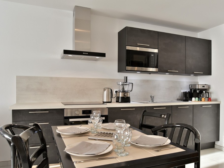 Cuisine parfaitement équipée pour la préparation des vos petits déjeuners et repas. Cuisine parfaitement équipée pour la préparation des vos petits déjeuners et repas. Table dressée en mode amis ou famille.