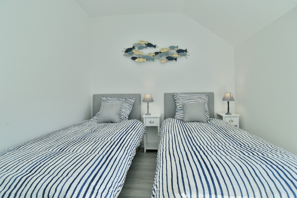 A l'étage côté jardin, chambre pour 2 personnes (2 lit 90x200 cm ou 1 lit 180x200 cm).