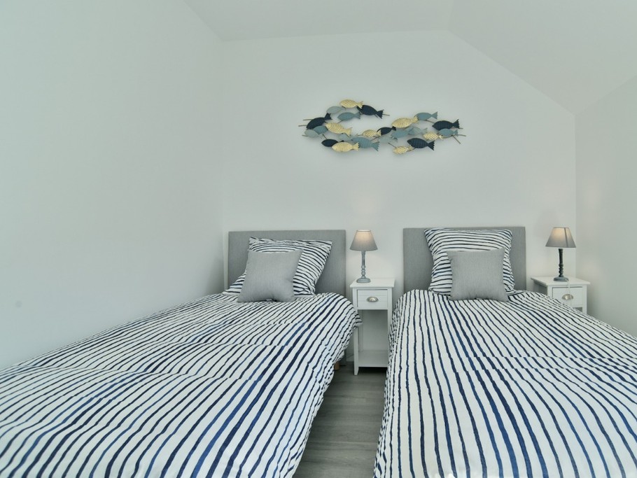 A l'étage côté jardin, chambre pour 2 personnes (2 lit 90x200 cm ou 1 lit 180x200 cm).