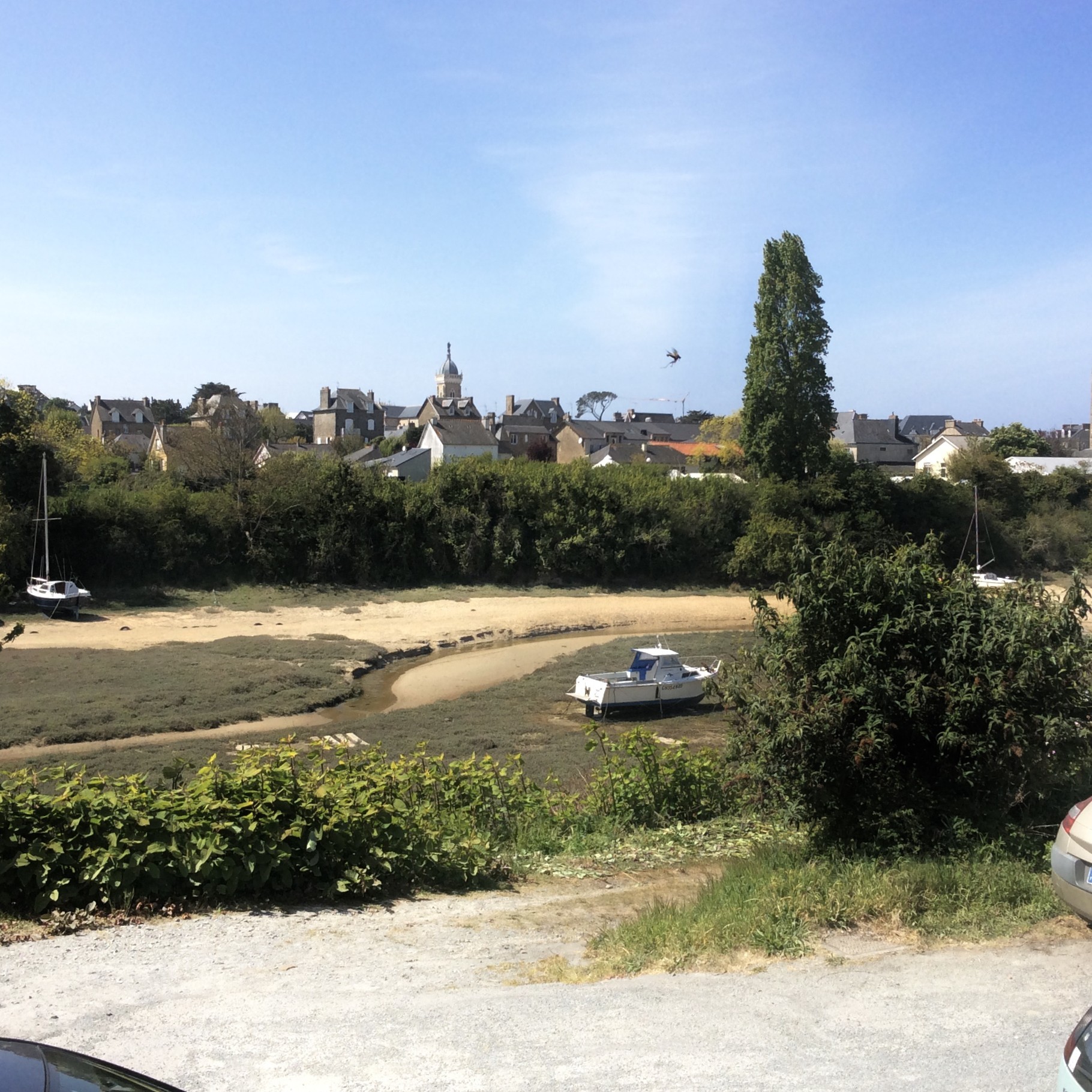 View from the gîte over the Goulet, an arm of the sea that fills up at high tide. In the background, the village of Saint-Lunaire, less than 10 minutes' walk away.